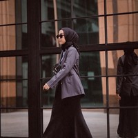 Paduan rok dan blazer juga bisa dipilih. Agar tak terlalu berkesan formal, pakai waist pack dan sneakers. Foto: Instagram/strngrrr