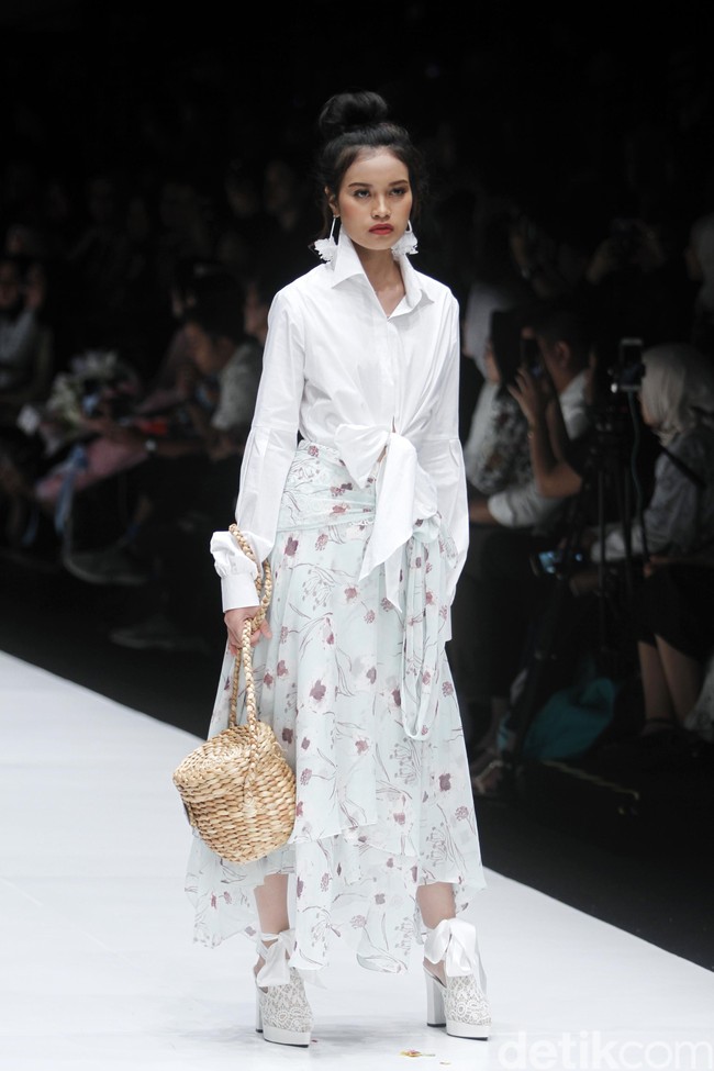 Fashion show rancangan busana terbaru Barli Asmara yang terinspirasi kota Paris yang romantis di Jakarta Fashion Week 2019, Senayan City, Jakarta. Foto: Mohammad Abduh/Wolipop