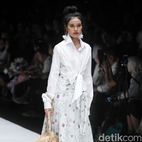 Fashion show rancangan busana terbaru Barli Asmara yang terinspirasi kota Paris yang romantis di Jakarta Fashion Week 2019, Senayan City, Jakarta. Foto: Mohammad Abduh/Wolipop