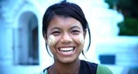  Aneka ragam penggunaan emas di Myanmar, salah satunya penghias wajah (Vivien Cumming/BBC Travel)