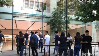 Jadi iPhone XR tidak hanya tersedia di Singapura, konsumen di Asia Tenggara juga dapat membeli ponsel tersebut di Malaysia dan Thailand. Lanjut 2 November, Apple mulai memasarkan iPhone XR di Vietnam, Myanmar, Kamboja dan Brunei. Foto: Adi Fida Rahman/detikinet