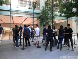 Penampakan Antrean iPhone XR yang Menyedihkan