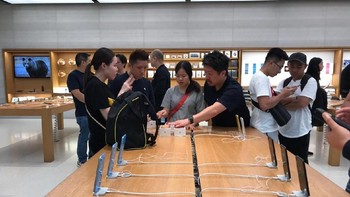 Begitu dibuka, para pengantre langsung ramai menjajal iPhone XR. Foto: Adi Fida Rahman/detikinet