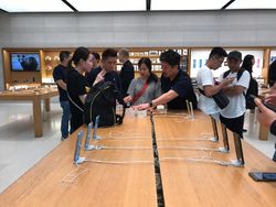 Penampakan Antrean iPhone XR yang Menyedihkan