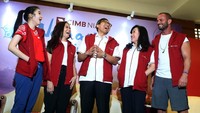 Presiden Direktur CIMB Niaga Tigor M. Siahaan berbincang dengan Direktur Consumer Banking CIMB Niaga Lani Darmawan, Direktur Namaste Festival Anita Boentarman, Brand Ambassador CIMB Niaga Sandra Dewi dan Guru Yoga Internasional Caleb Packham di sela acara pembukaan CIMB Niaga Namaste Festival (CNNF) 2018 di Klub Bimasena, Hotel Dharmawangsa, Jakarta, Jumat (26/10/2018).