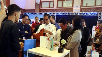 Usai membelinya, ia langsung memakainya dengan penuh kebanggaan.