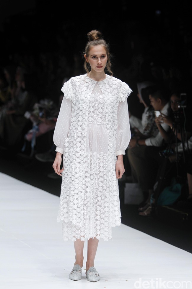 Fashion show rancangan busana terbaru Barli Asmara yang terinspirasi kota Paris yang romantis di Jakarta Fashion Week 2019, Senayan City, Jakarta. Foto: Mohammad Abduh/Wolipop