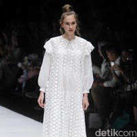 Fashion show rancangan busana terbaru Barli Asmara yang terinspirasi kota Paris yang romantis di Jakarta Fashion Week 2019, Senayan City, Jakarta. Foto: Mohammad Abduh/Wolipop