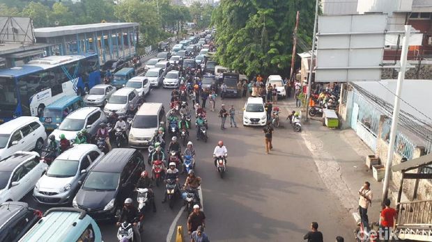 Lalin di Jalan Kramat Raya menuju Salemba macet.