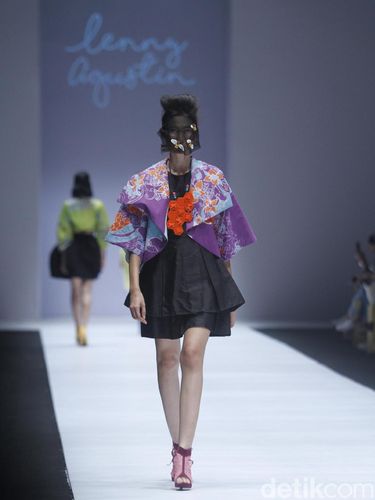 Koleksi terbaru Lenny Agustin di Jakarta Fashion Week 2019. 