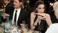 Ditemani salad dan wine, Brad dan Angelina tampil menawan ketika menghadiri acara jamuan makan di sebuah event. Sayang, kini mereka sudah tidak bersama. Foto: Istimewa