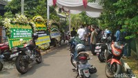 Rumah duka di kawasan Kalibata, Jakarta Selatan pun sudah mulai ramai didatangi pelayat serta sanak saudara sejak pagi tadi.