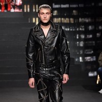 Klan Hadid lainnya, Anwar Hadid, tampil ala biker dengan setelan jaket dan celana kulit beraksen stud dan zipper. Penampilannya dilengkapi choker dan military boots serba hitam. (Foto: Getty Images)