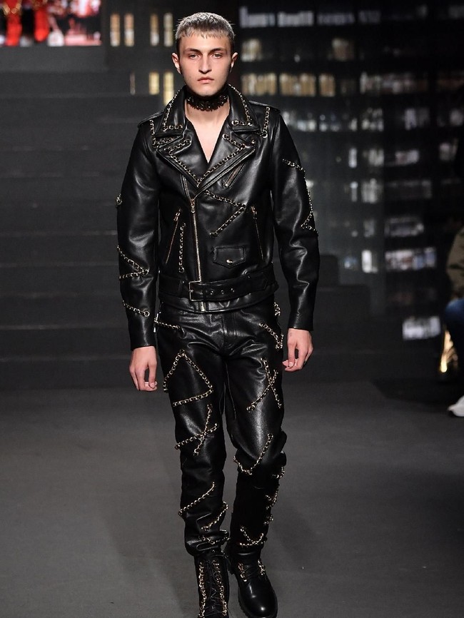 Klan Hadid lainnya, Anwar Hadid, tampil ala biker dengan setelan jaket dan celana kulit beraksen stud dan zipper. Penampilannya dilengkapi choker dan military boots serba hitam. (Foto: Getty Images)