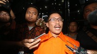 Meski sudah berompi oranye, dihadapan rekan-rekan media dia tetap menyangkal kalau dirinya terima suap.