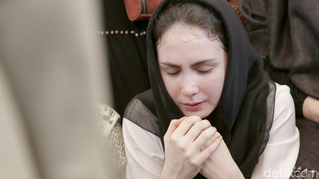 Arumi Bachsin, Maudy Koesnaedi hingga Gaya Etnik Dian Sastrowardoyo