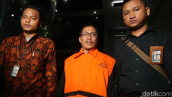 KPK resmi menahan Bupati Cirebon Sunjaya Purwadisastra sebagai tersangka suap. Ia pun tetap mengelak dan membantah terima suap.