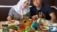 Brunch gaya Shanty dan Denny lengkap banget. Pakai karedok leunca, pete, jengkol, pepes peda, ayam goreng, usus goreng dan sambal. Nikmat! Foto: Instagram shantydenny
