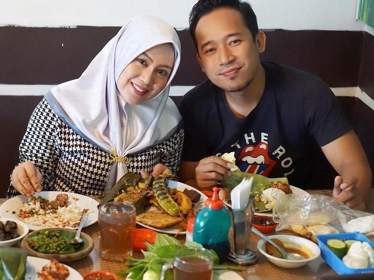 Hits Banget! Ini Gaya Shanty, Istri Denny Cagur Saat Kulineran