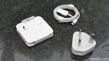 Ini aksesori yang ada dalam iPhone XR. Seperti iPhone XS, tidak ada connector lightning ke jack audio 3,5 mm. (Foto: detikINET/Adi Fida Rahman)