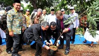 Dalam acara itu dilaksanakan juga kegiatan menanam pohon oleh para tokoh lintas agama dan MPR.