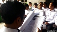 Sejumlah peserta pun memanfaatkan waktu dengan membaca materi dan kisi-kisi soal tes CPNS.