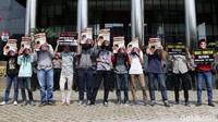 Massa aksi dari Nusantara Anti Korupsi menggelar aksi damai di Gedung KPK, Jakarta, Jumat (26/10/2018).