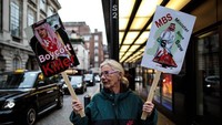 Aksi demo menuntut keadilan terkait kasus pembunuhan wartawan senior Arab Saudi Jamal Kashoggi digelar di kota London, Inggris pada Kamis (25/10/2018) waktu setempat. Jack Taylor/Getty Images.