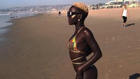 Ini Nyakim saat berada di South Mission Beach, San Diego, California. (queennyakimofficial/Instagram)
