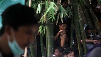 Bahkan ada yang menyaksikan dari semak dan bawah pohon bambu. Pool/Kemenperin.