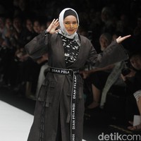 Dewi Sandra membuka peragaan The Unstoppable You dari Wardah dengan sentuhan kekinian. Ia tak hanya melenggang cantik dalam balutan busana Dian Pelangi, tapi juga berjoget mengikuti gerakan kiki challenge yang diiringi lagu Drake In My Feelings. (Foto: Moh. Abduh/Wolipop)
