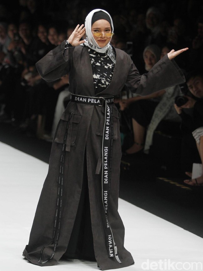 Dewi Sandra membuka peragaan The Unstoppable You dari Wardah dengan sentuhan kekinian. Ia tak hanya melenggang cantik dalam balutan busana Dian Pelangi, tapi juga berjoget mengikuti gerakan kiki challenge yang diiringi lagu Drake In My Feelings. (Foto: Moh. Abduh/Wolipop)