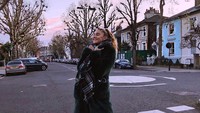 Gayanya saat berada di London, Inggris. (stefaniegiesinger/Instagram)