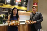 Mau Cicipi Roti dan Kopi Hangat Khas Kafe Singapura? Mampirlah ke Sini