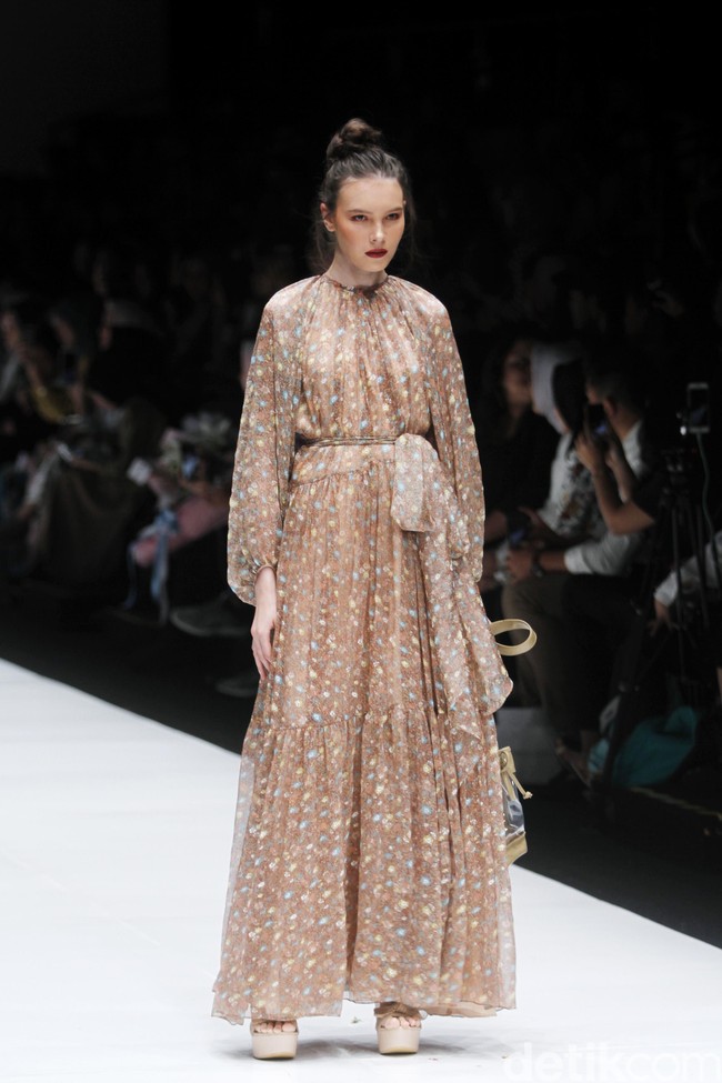 Fashion show rancangan busana terbaru Barli Asmara yang terinspirasi kota Paris yang romantis di Jakarta Fashion Week 2019, Senayan City, Jakarta. Foto: Mohammad Abduh/Wolipop