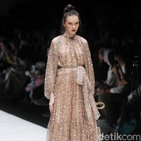 Fashion show rancangan busana terbaru Barli Asmara yang terinspirasi kota Paris yang romantis di Jakarta Fashion Week 2019, Senayan City, Jakarta. Foto: Mohammad Abduh/Wolipop