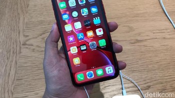 Inilah wujud iPhone XR yang banyak dipuji dalam review. Foto: Adi Fida Rahman/detikinet