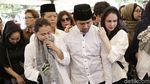 Derai Tangis dan Doa Arumi Bachsin di Pemakaman Sang Ayah