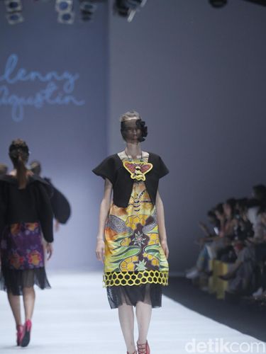 Eksplorasi Unik Batik Lebah dari Maluku Utara di Tangan Lenny Agustin