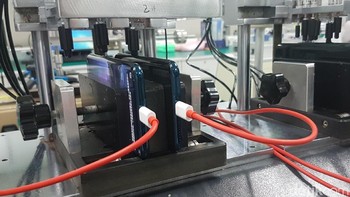 Ini merupakan fase berikutnya dari quality control OPPO, dengan cara berulangkali mencolok ke charging port. (Foto: detikINET/Kris Fathoni)