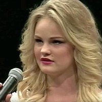 Pagelaran ajang kecantikan remaja Miss Teen Minnesota Pageant yang digelar 2016 silam sempat bikin heboh. Salah satu kontestannya Hannah Enge pingsan di panggung. Ketika sesi tanya jawab Hannah pingsan yang diikuti kejang. Selama empat tahun terakhir, Hannah memang kerap mengalami kejang terutama ketika mengalami emosi dan stres.  Foto: Istimewa