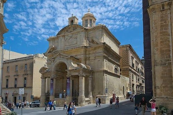 Valeeta adalah ibu kota Malta, sebuah negara kecil yang berada di Laut Mediterania. Kota ini didirikan oleh Ordo Ksatria St John dari Yerusalem pada abad ke-15. Terdapat 3 Situs UNESCO yang bisa kamu temukan di Valletta, yaitu Kota Valletta, kuil megalitikum dan Safal Saflieni Hypogeum. (UNESCO) Valeeta adalah ibu kota Malta, sebuah negara kecil yang berada di Laut Mediterania. Kota ini didirikan oleh Ordo Ksatria St John dari Yerusalem pada abad ke-15. Terdapat 3 Situs UNESCO yang bisa kamu temukan di Valletta, yaitu Kota Valletta, kuil megalitikum dan Safal Saflieni Hypogeum. (UNESCO)