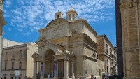 Valeeta adalah ibu kota Malta, sebuah negara kecil yang berada di Laut Mediterania. Kota ini didirikan oleh Ordo Ksatria St John dari Yerusalem pada abad ke-15. Terdapat 3 Situs UNESCO yang bisa kamu temukan di Valletta, yaitu Kota Valletta, kuil megalitikum dan Safal Saflieni Hypogeum. (UNESCO)