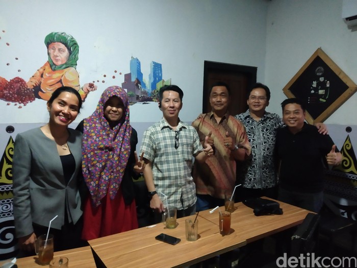Dari kedua dari kiri: Dian, Andri, dan Bob. Foto: Imron Rosyadi/detikinet Dari kedua dari kiri: Dian, Andri, dan Bob. Foto: Imron Rosyadi/detikinet