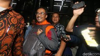 Dia hanya tersenyum dan tak memberikan keterangan terkait kasusnya. Sambil memakai tas ransel di bagian depan tubuhnya, Gatot langsung berjalan menuju ke mobil tahanan.
