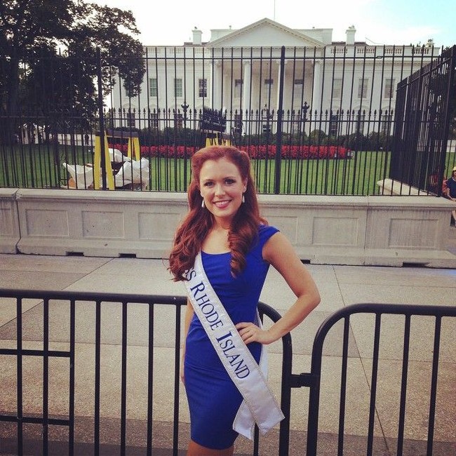Kontestan Miss America 2015 dari Rhode Island, Ivy DePew pingsan di panggung preeliminasi. Menurut sumber, Ivy mengalami dehidrasi yang membuatnya jadi tumbang.  Foto: dok. Instagram