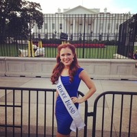 Kontestan Miss America 2015 dari Rhode Island, Ivy DePew pingsan di panggung preeliminasi. Menurut sumber, Ivy mengalami dehidrasi yang membuatnya jadi tumbang.  Foto: dok. Instagram