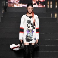 Koleksi kolaborasi terbaru ini terinspirasi dari banyak aspek. Mulai dari Disney, budaya hip hop hingga MTV. (Foto: Getty Images)