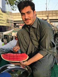Duh, Selain Penjual Teh, Ada Penjual Semangka Ganteng di Pakistan