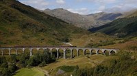 Foto: Glenfinnan Viaduct dengan pemandangan yang indah ini semakin populer setelah muncul dalam film Harry Potter. Ini digambarkan sebagai jalur yang dilewati kereta menuju Hogwarts (Reuters)